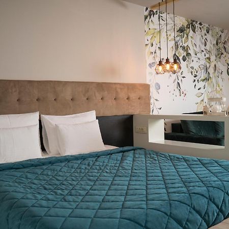 Akacija Luxury Suites Belgrad Oda fotoğraf